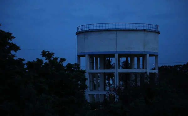 Tanque de abastecimento de água da cidade na Índia . — Fotografia de Stock