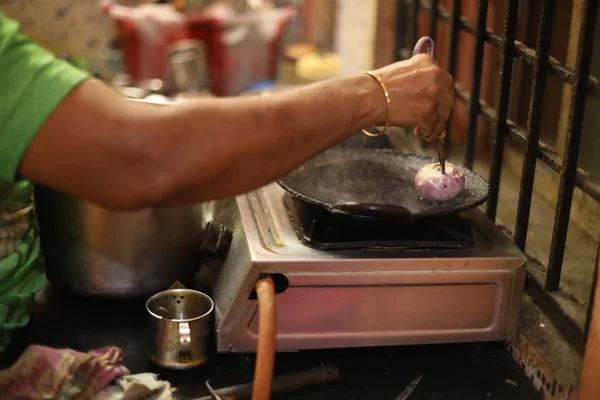 La donna in piedi accanto al fornello e preparare la cena in cucina. Preparazione del concetto di cibo indiano . — Foto Stock