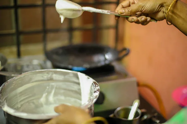 한 젊은 여자가 가족의 저녁 식사를 준비 한다. Dosa South Indian Food — 스톡 사진