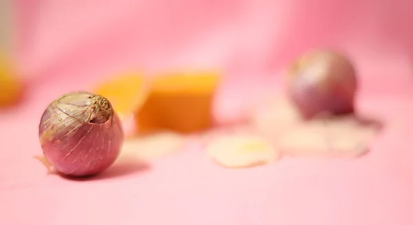 Close-upweergave van uien met bloem — Stockfoto