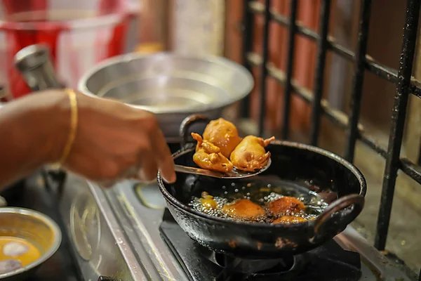 Mutfakta Bekleyen Kadın Kaşık Hazırlıyor aperatifler, Kızarmış soğan Bhajis