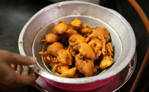Лук Бхаджи - южноазиатские оладьи знаменитые вечерние закуски уличной и домашней пищи Индии — стоковое фото