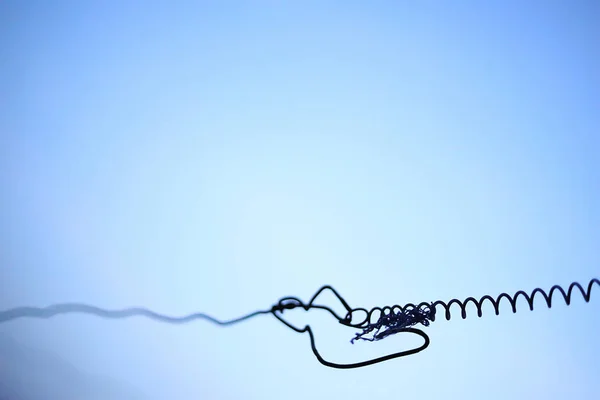 Der Strickknoten wird am eisernen Balkon befestigt, um die Kleidung aufzuhängen — Stockfoto