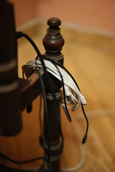 Smartphonekabel of kapotte telefoonkabel hangt op het bureau — Stockfoto