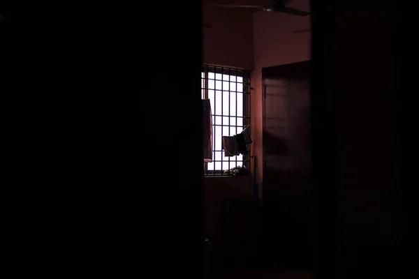 Lege donkere kamer met een doek opknoping draad en kleine ramen — Stockfoto