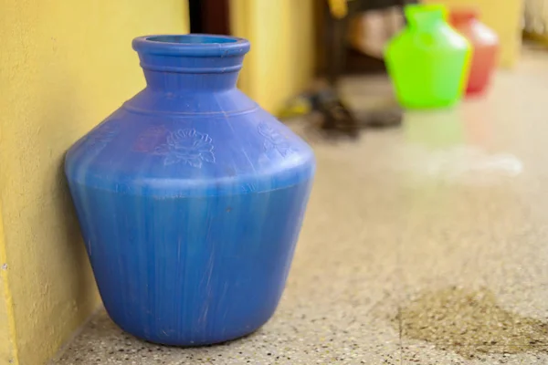 Синий пластиковый кувшин для воды перед домом — стоковое фото