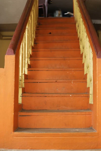 大楼里的水泥楼梯 — 图库照片