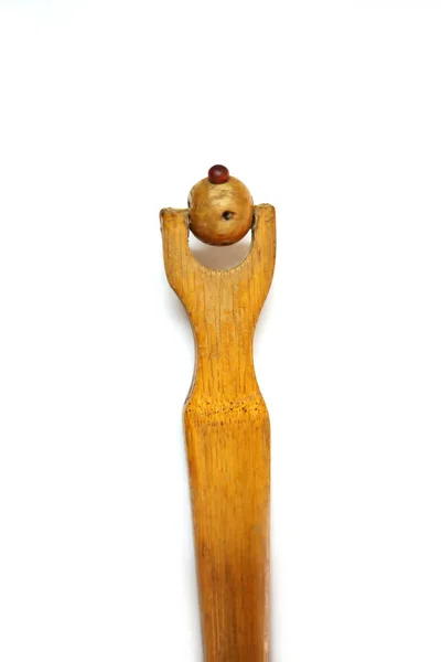 Madeira de bambu atrás Scratcher Stick no fundo branco — Fotografia de Stock