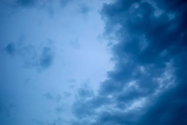 Nuvola blu scuro con sfondo bianco cielo chiaro e mezzanotte ora di sera — Foto Stock
