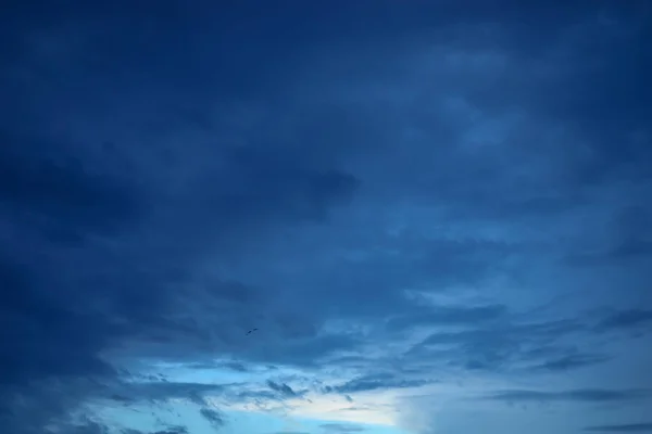 Blå himmel med moln, mörkblå moln med vitt ljus himmel bakgrund och midnatt kväll tid — Stockfoto