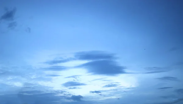 Blå himmel med moln, mörkblå moln med vitt ljus himmel bakgrund och midnatt kväll tid — Stockfoto
