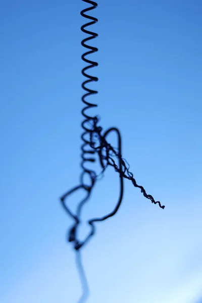 O nó de corda é anexado à varanda de ferro para pendurar as roupas — Fotografia de Stock