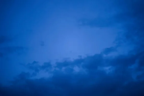 Blauer Himmel mit Wolken, dunkelblaue Wolken mit weißem Lichthimmel und Mitternacht — Stockfoto