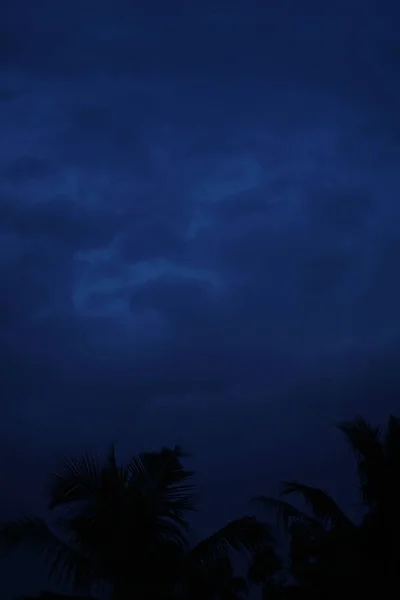 Belo pôr do sol nublado, vista de nuvens e céu bonito, tempo, tempestade, coqueiro silhueta — Fotografia de Stock