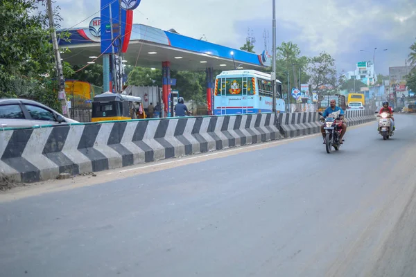 CHENNAI, INDIA - 23 DE SEPTIEMBRE DE 2019: Bomba de gasolina de Hindustan Petroleum en la concurrida carretera de Chennai — Foto de Stock