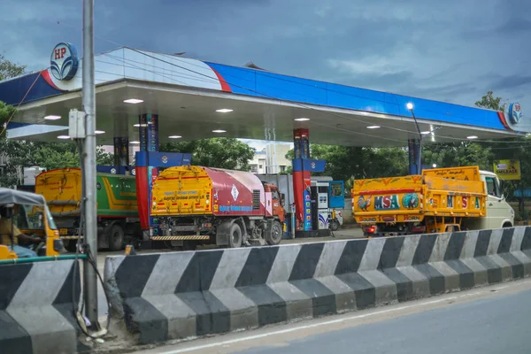 CHENNAI, INDIA - 23 DE SEPTIEMBRE DE 2019: Bomba de gasolina de Hindustan Petroleum en la concurrida carretera de Chennai — Foto de Stock