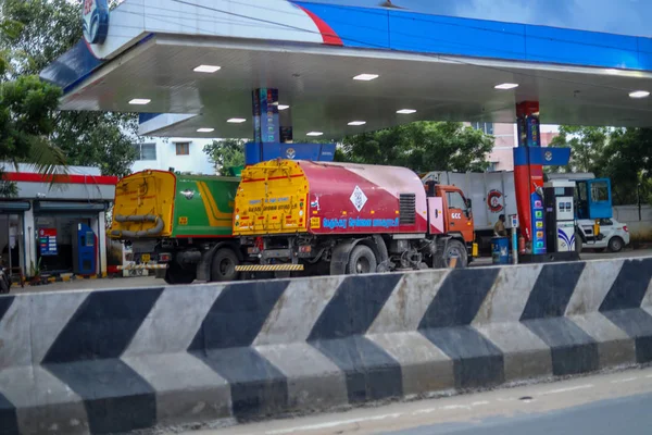 CHENNAI, INDIA - 23 DE SEPTIEMBRE DE 2019: Hindustan Petroleum petrol pump, Chennai, India , — Foto de Stock