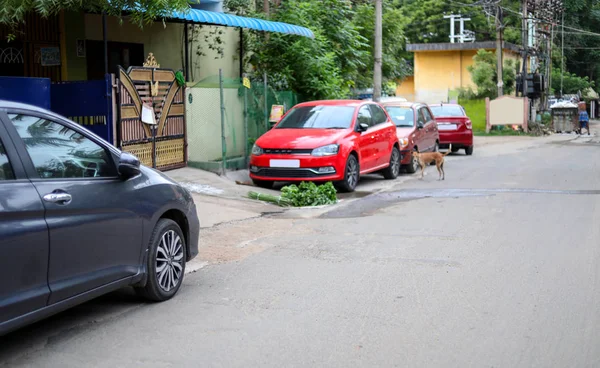 Coches están aparcados fuera de la casa en una calle urbana . — Foto de Stock