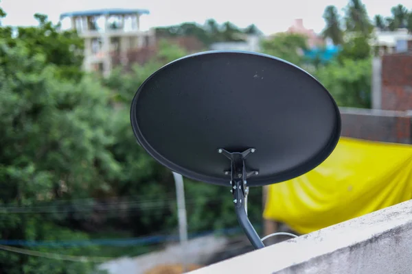 Instalado Antena parabólica ou DTH ou direto para casa tv no telhado . — Fotografia de Stock