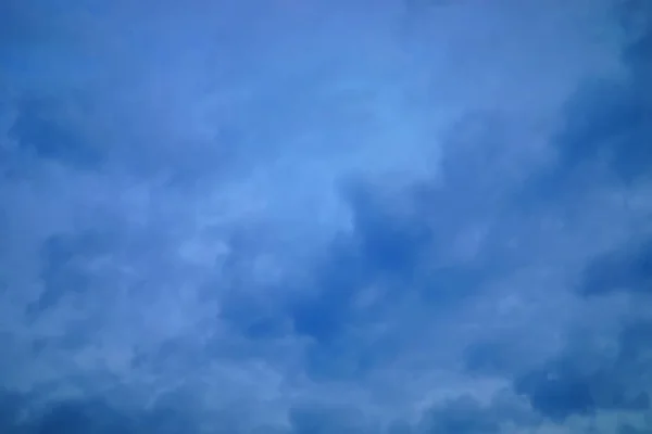 Ciel bleu foncé avec un fond nuageux — Photo