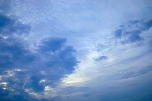 Azul escuro e branco nublado com fundo azul céu . — Fotografia de Stock
