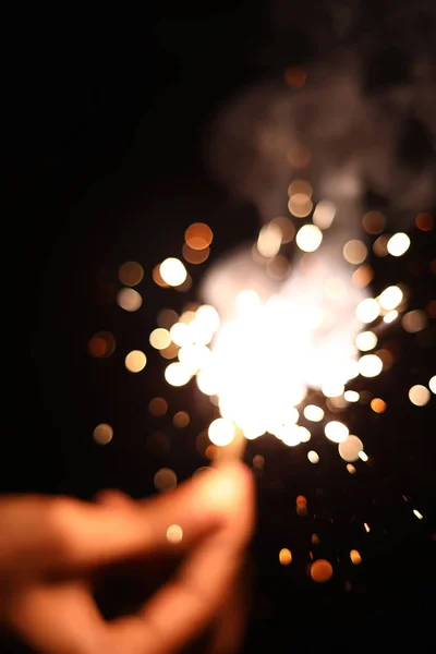 Natal e Happy Diwali sparkler iluminado com faíscas sobre um fundo preto — Fotografia de Stock
