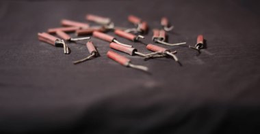 Havai fişekler siyah arkaplanda izole edildi