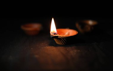 Mutlu Diwali kutlamaları - Koyu arkaplanda Diya yağ lambaları