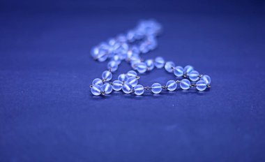 Beyaz lapis lazuli doğal yuvarlak taş yatak mavi arka planda izole