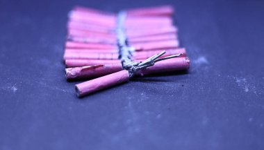 Diwali festivali için siyah arka planda havai fişekler