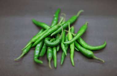 Siyah arka planda taze yeşil biber. Üst görünüm