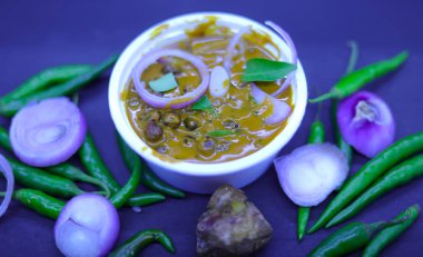 Chole / Chana Masala ya da kadala köri, Güney Hindistan 'da baharatlı civciv köri. Soğan, yeşil biber ve taze köri yaprakları.