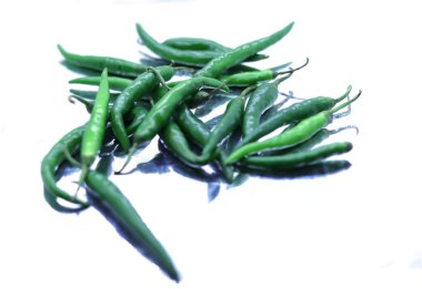 Beyaz arka planda izole edilmiş yeşil biber..