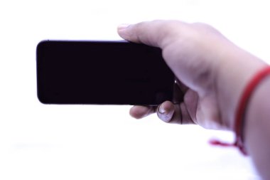 Beyaz arka plan ile bir telefon tutarak izole el