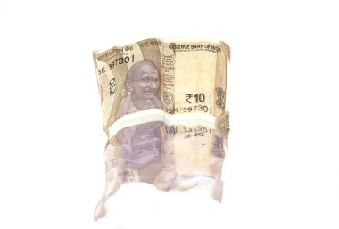 Beyaz arkaplanda on rupi (Hint para birimi) izole edilmiş