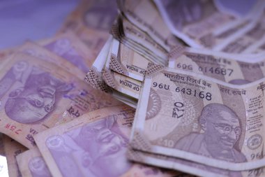 Beyaz arkaplanda yeni Hindistan 10 rupi banknotları