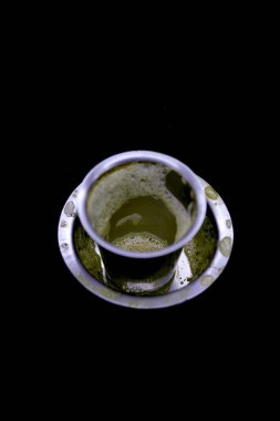 İçtikten sonra filtre kahve fincanı ve siyah arka planda boş alan