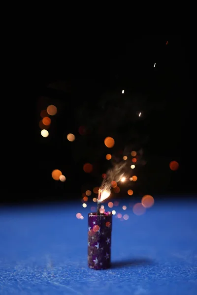 Feuerwerkskörper zum Diwali-Fest auf blauem und schwarzem Hintergrund — Stockfoto