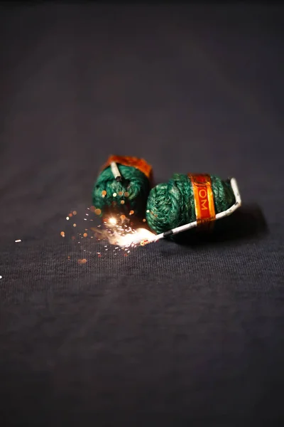 Diwali tűzbomba keksz fekete háttér — Stock Fotó