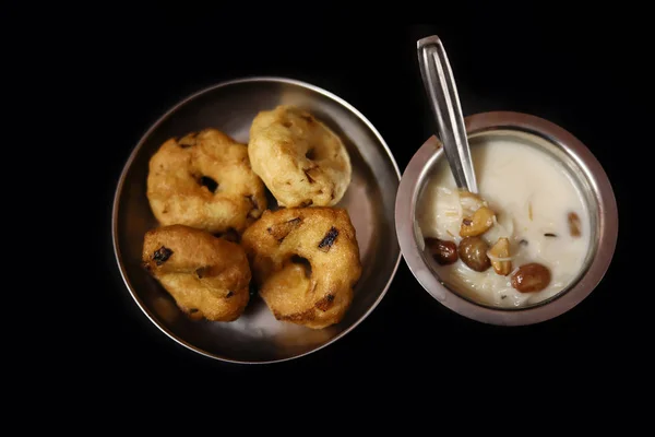 Semiya payasam (Мітай) Kerala, Sweet seviyan kheer або Payasam з вадою популярна південно-індійська їжа на чорному тлі, Top view — стокове фото