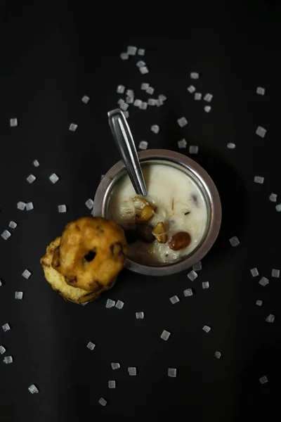 Rock candy, Semiya payasam met vada een populaire Zuid-Indiase festival eten op zwarte achtergrond, — Stockfoto