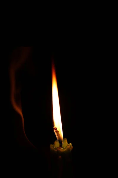 Свічка в темряві — стокове фото