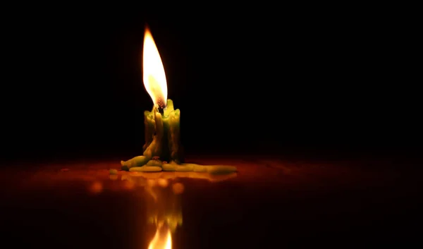 Kaarsen branden 's nachts. Witte kaarsen branden in het donker met lichten gloeien. — Stockfoto