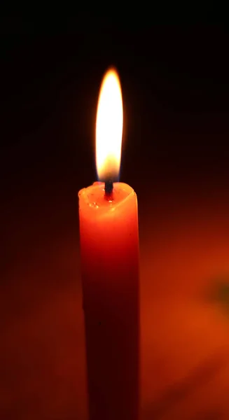 Luz de vela no escuro — Fotografia de Stock