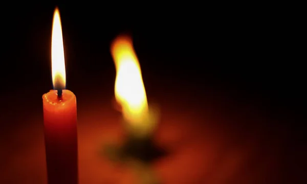 Luz de vela no escuro — Fotografia de Stock