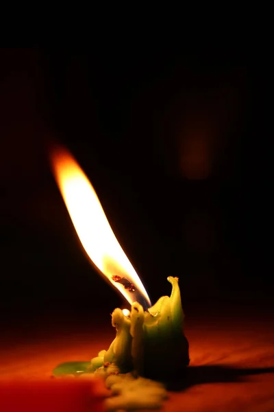 Una fiamma di candela di notte primo piano isolato, macro . — Foto Stock