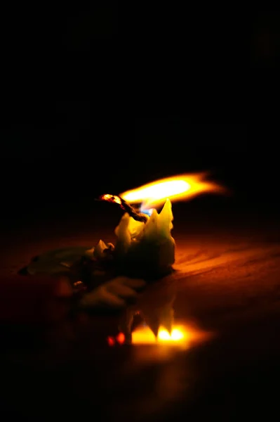 Fiamma di candela da vicino su uno sfondo nero — Foto Stock