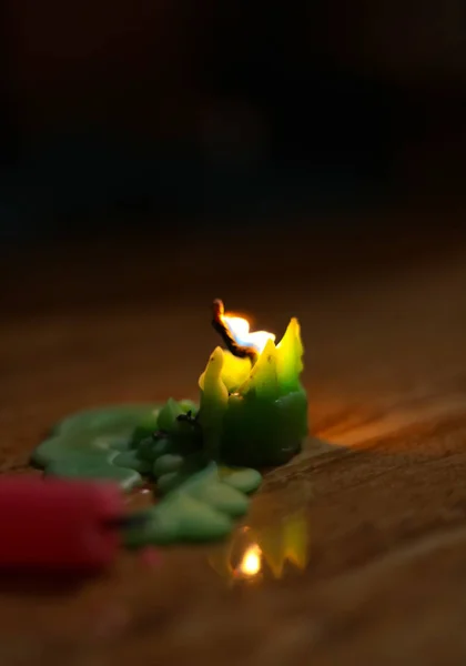 Velas ardiendo por la noche. Velas blancas ardiendo en la oscuridad con luces resplandecientes . — Foto de Stock