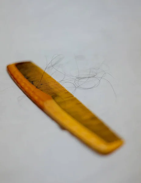 Haarausfall Problem auf Haarbürste isoliert auf weißem Hintergrund — Stockfoto