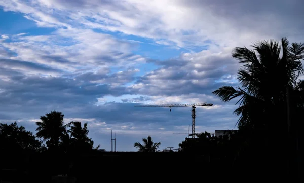 Silhouette cocotier avec construction de bâtiments, magnifique coucher de soleil nuageux, vue sur les nuages et beau ciel , — Photo